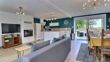 TV, fireplace