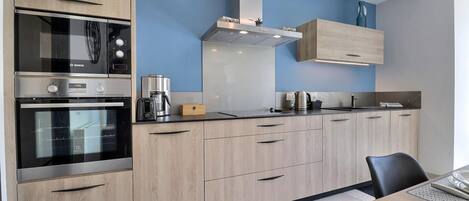 Réfrigérateur, four à micro-ondes, un four, surface de cuisson