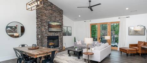 Smart TV y chimenea