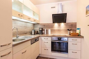 Kjøleskap, mikrobølgeovn, ovn og kokeplater