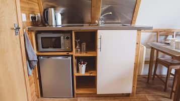Coffee/tea maker, fridge, microwave, stovetop