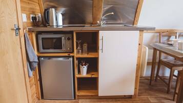 Cafetière/bouilloire, réfrigérateur, micro-ondes, plaque de cuisson