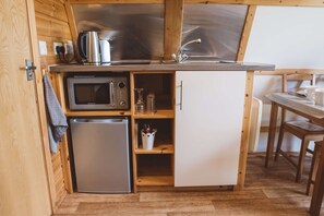咖啡機/沖茶器、雪櫃、微波爐、爐具