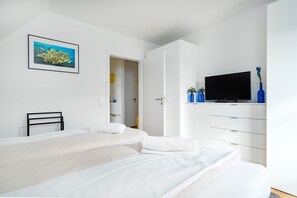 2 bedrooms, desk, iron/ironing board, WiFi