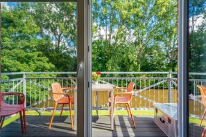 Outdoor dining - Oktopus - Neubauwohnung mit Balkon Direkt am Wasser bei Greetsiel! (Krummhörn)