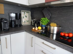 Kjøleskap, mikrobølgeovn, ovn og kokeplater