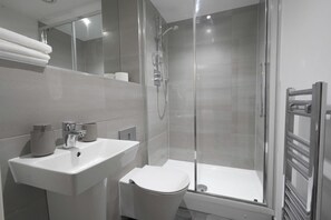 Serviettes fournies, papier toilette