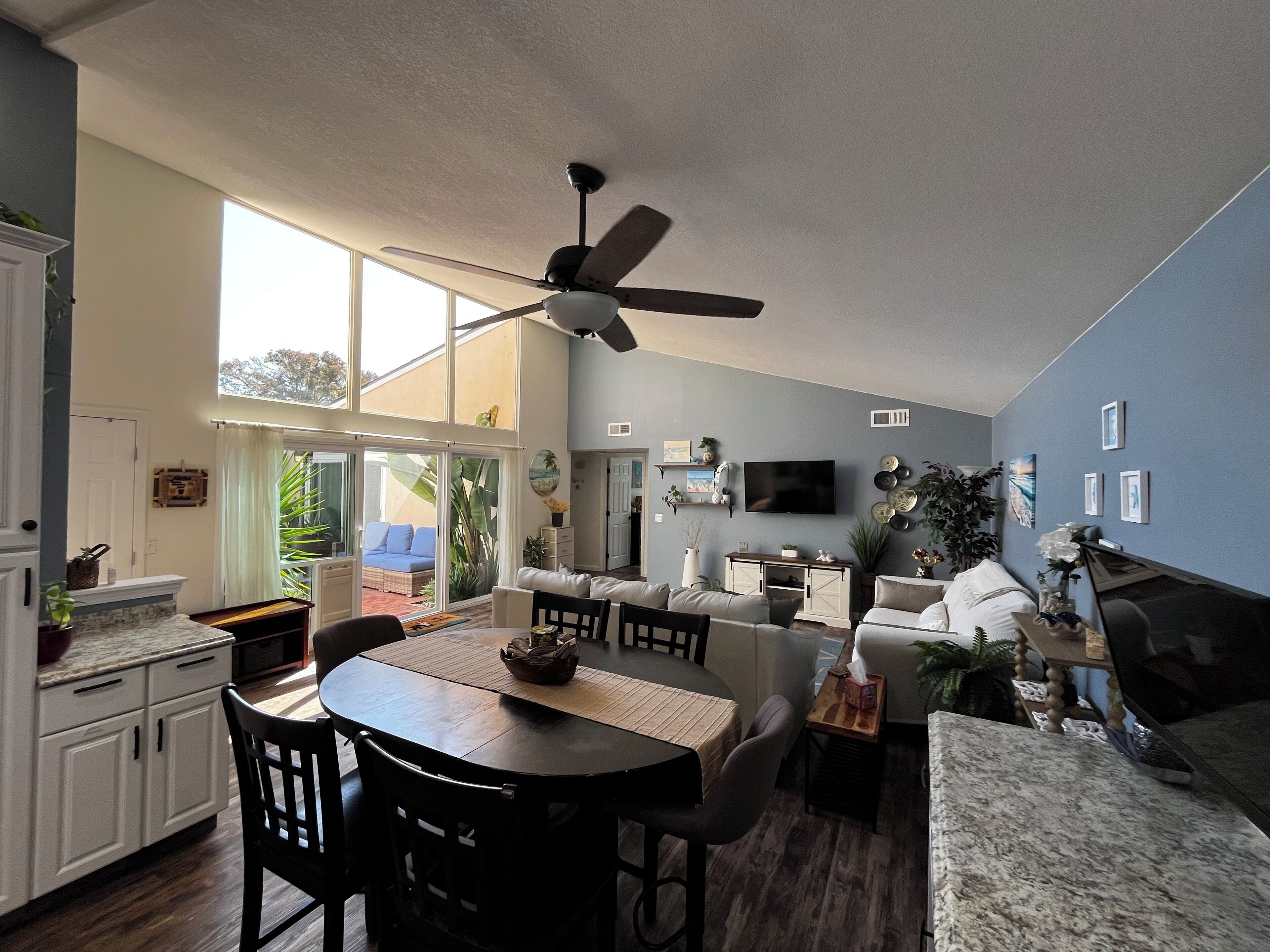 Una Smart TV, un reproductor de DVD, libros, una videoteca