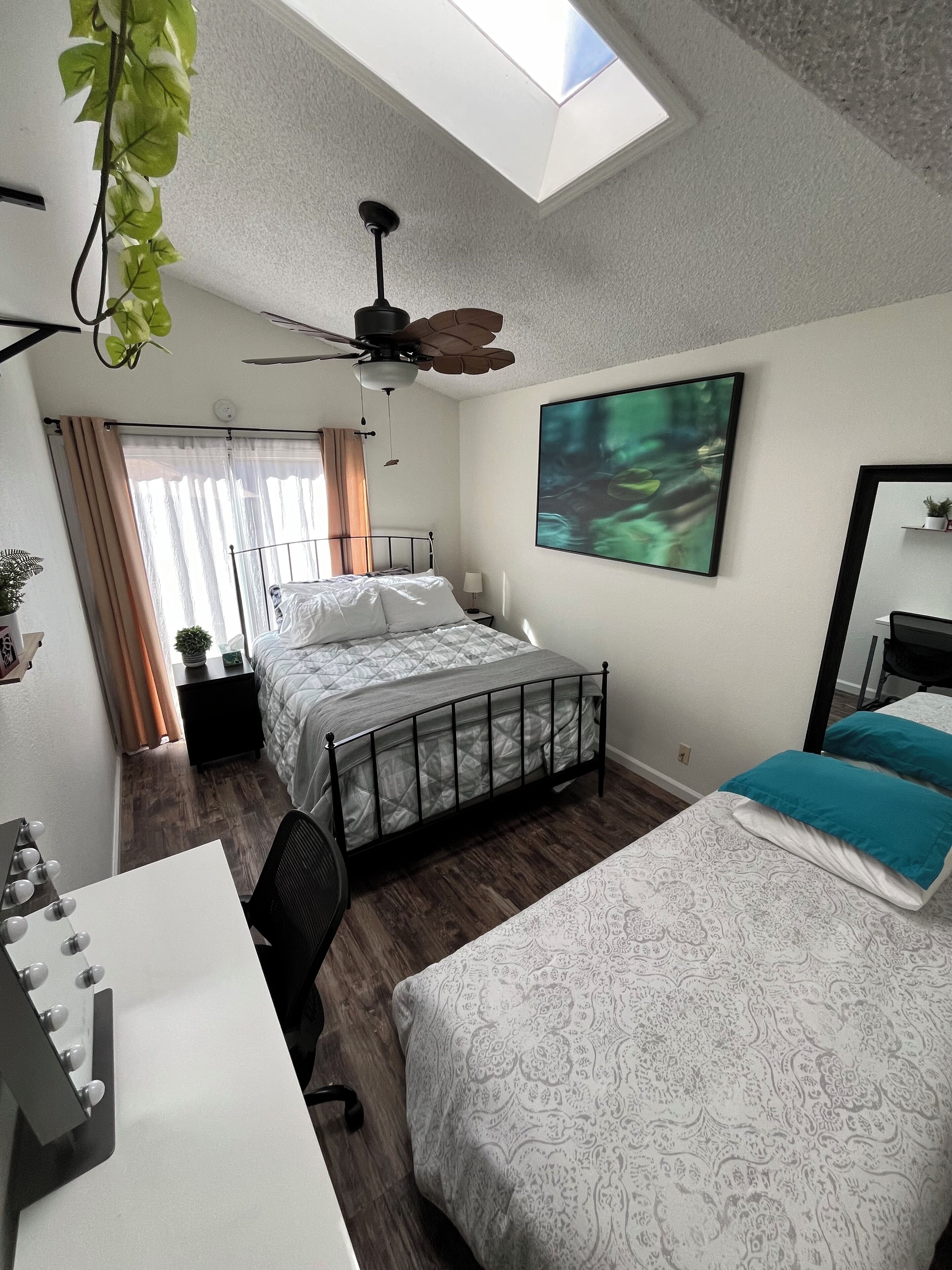 3 habitaciones, caja de seguridad en la habitación y escritorio 