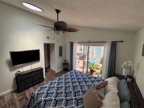 3 dormitorios, caja fuerte, escritorio y tabla de planchar con plancha