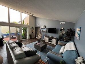 Smart TV, DVD player, livros, videoteca