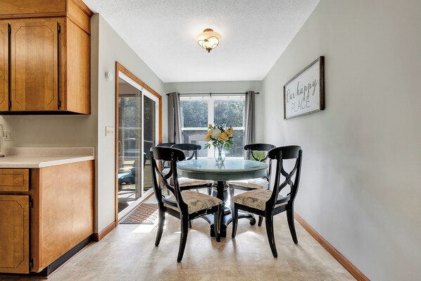 Dining - King Bed, Screened Porch, Covered RV parking & Garage! Great for extended stays (Warner Robins)