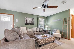 Smart TV - King Bed, Screened Porch, Covered RV parking & Garage! Great for extended stays (Warner Robins)