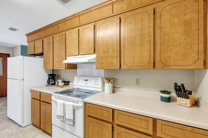 Fridge, microwave, oven, stovetop - King Bed, Screened Porch, Covered RV parking & Garage! Great for extended stays (Warner Robins)
