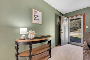 Interior - King Bed, Screened Porch, Covered RV parking & Garage! Great for extended stays (Warner Robins)