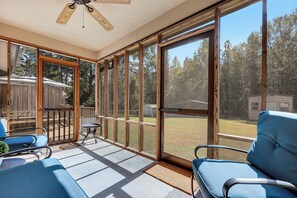 Interior - King Bed, Screened Porch, Covered RV parking & Garage! Great for extended stays (Warner Robins)