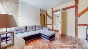 Una televisión, una chimenea