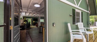 Charming 2-bedroom cottage in lovely Madison with WiFi, AC