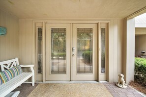 Terrace/patio - Pet friendly villa 4 minutes to beach and golf course! (Hilton Head Island)