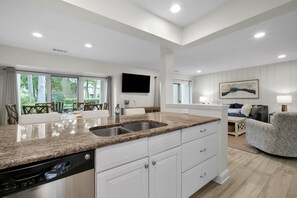 Interior - Pet friendly villa 4 minutes to beach and golf course! (Hilton Head Island)