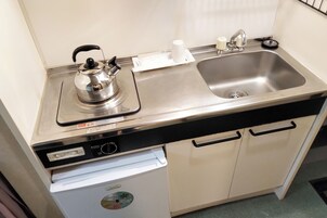 迷你冰箱、炉灶