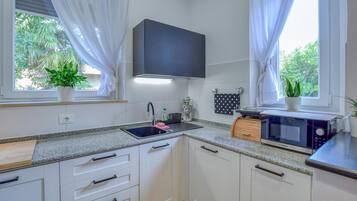 Frigorifero, piano cottura, lavastoviglie, macchina per tè/caffè