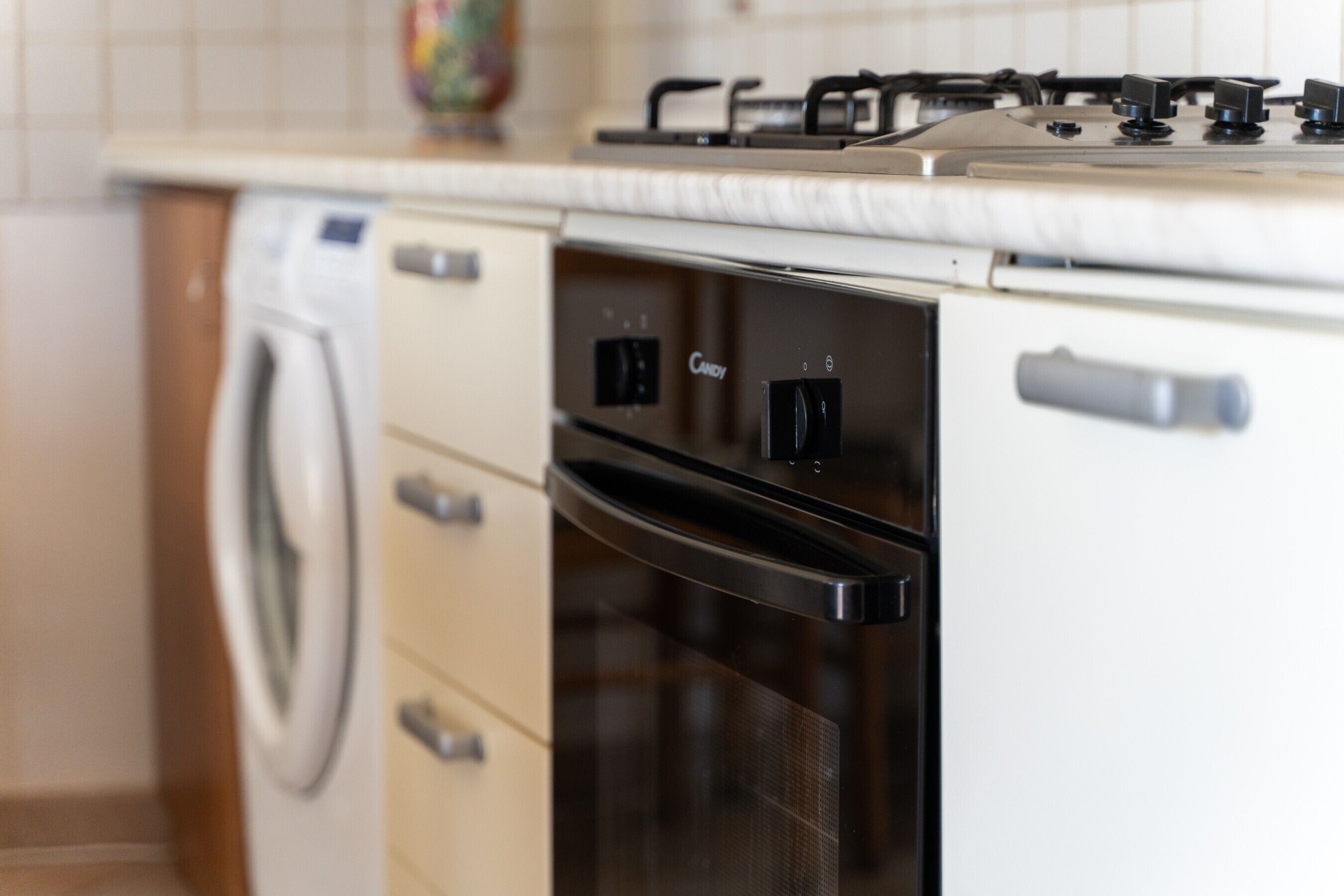 Frigorifero, forno, piano cottura, pentole/stoviglie/utensili