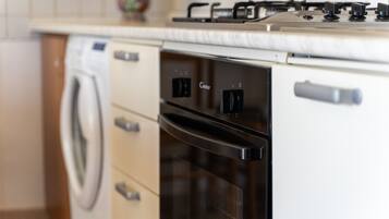 Frigorifero, forno, piano cottura, pentole/stoviglie/utensili