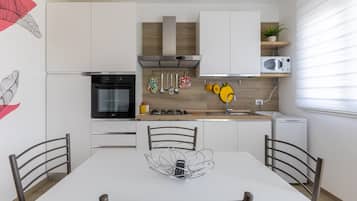 Jääkaappi, mikroaaltouuni, uuni, liesi