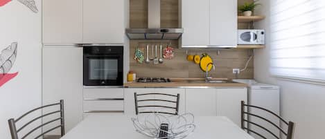 冰箱、微波炉、烤箱、炉灶