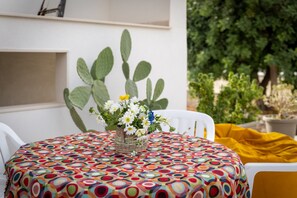 Outdoor dining - Apartment 'Lumia' with Shared Terrace, Wi-Fi and Air Conditioning (marina di ragusa)