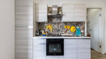 Frigorifero, microonde, forno, piano cottura