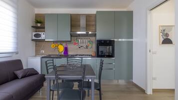 Kühlschrank, Mikrowelle, Ofen, Herdplatte