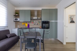 Frigorífico, microondas, horno y placa de cocina