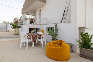 Outdoor dining - Apartment 'Carrubo' with Private Terrace, Wi-Fi and Air Conditioning (marina di ragusa)