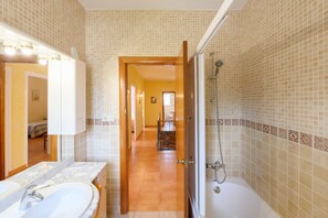 Een douche, een haardroger, handdoeken