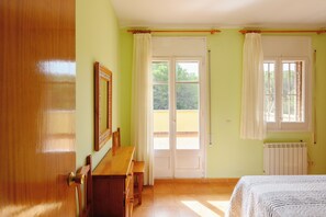 7 bedrooms, iron/ironing board, free WiFi, bed sheets - Villa "Cal Vimon" with Private Pool, Private Terraces & Wi-Fi (Castellet i la Gornal)