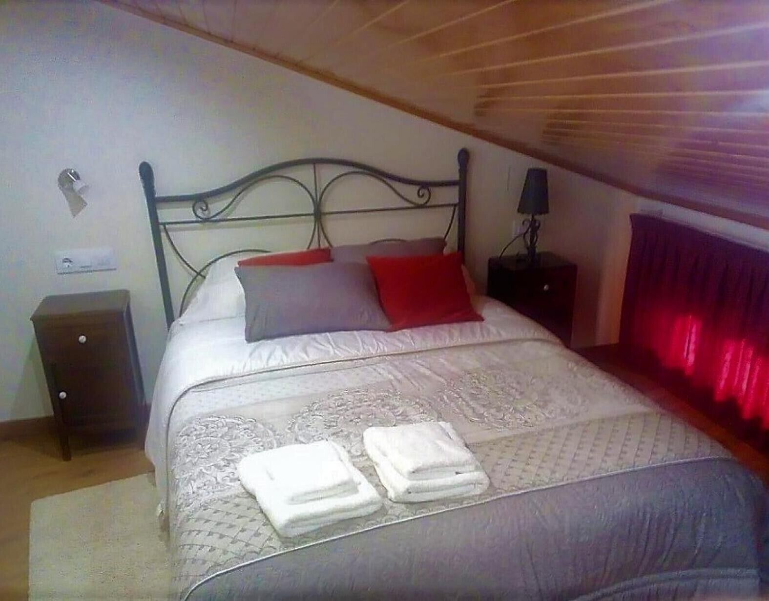 5 bedrooms, iron/ironing board, free WiFi, bed sheets