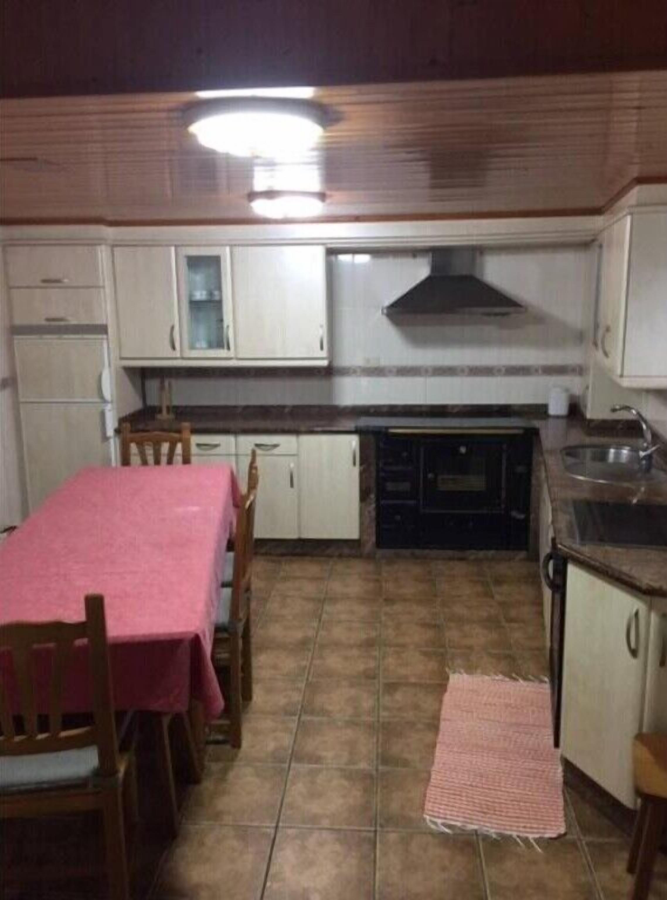 Køleskab, mikrobølgeovn, ovn, kaffe-/temaskine