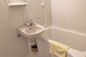 Bañera con ducha, secador de pelo, pantuflas, toallas