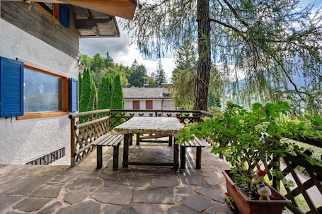 Outdoor dining. Holiday Home 'Casa Belfort for 9 People' with Mountain View, Terrace and Private Garden