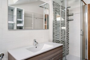 Douche, sèche-cheveux, serviettes fournies