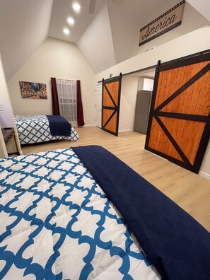4 habitaciones, tabla de planchar con plancha, wifi y ropa de cama