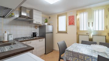 KĂŒhlschrank, Mikrowelle, Herdplatte, Wasserkocher mit Kaffee-/Teezubehör