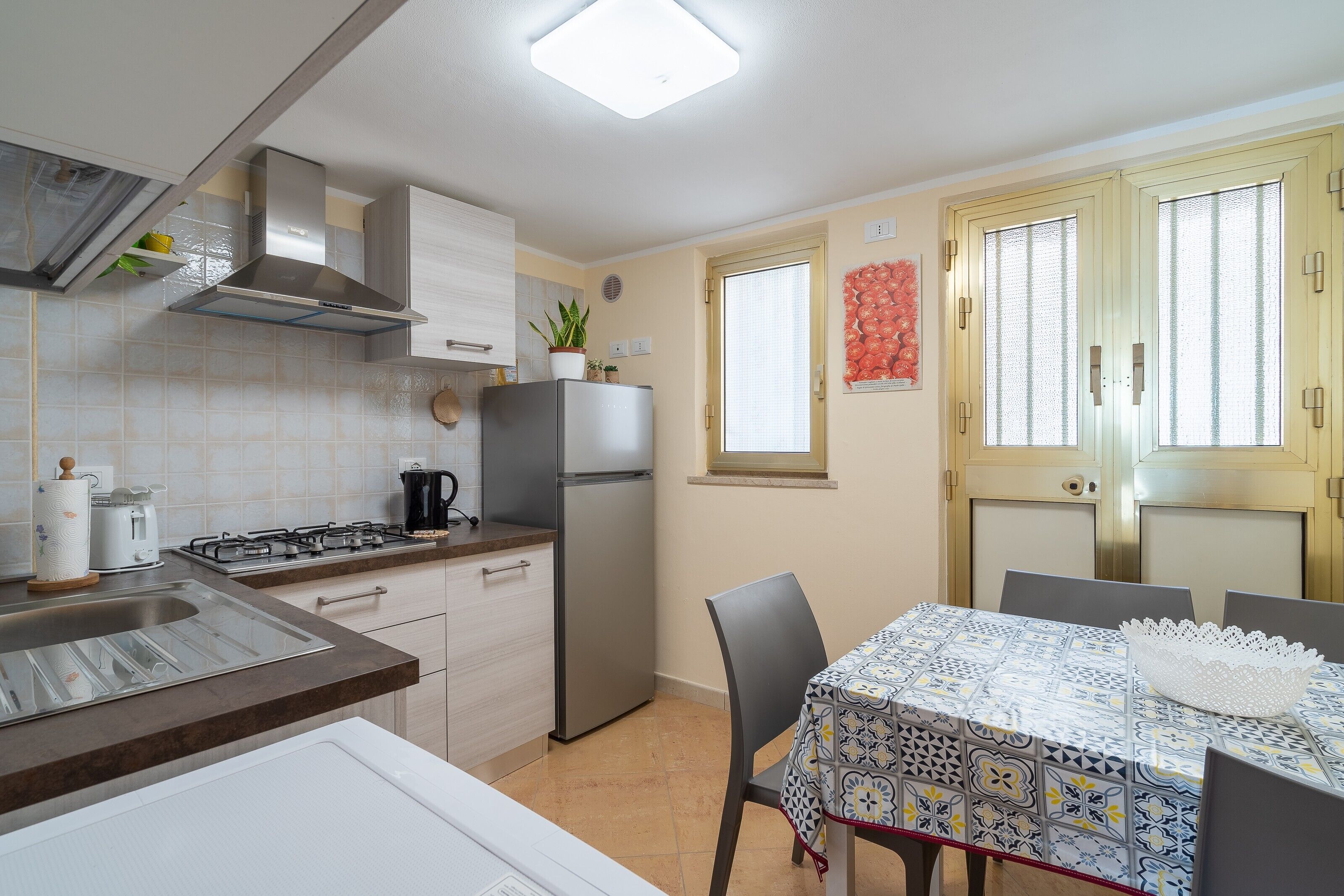 Réfrigérateur, micro-ondes, plaque de cuisson, cafetière/bouilloire