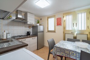 Kühlschrank, Mikrowelle, Herdplatte, Wasserkocher mit Kaffee-/Teezubehör