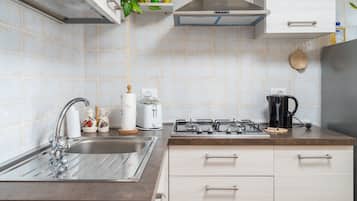 Kühlschrank, Mikrowelle, Herdplatte, Wasserkocher mit Kaffee-/Teezubehör