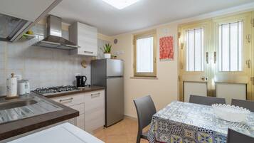 Kühlschrank, Mikrowelle, Herdplatte, Wasserkocher mit Kaffee-/Teezubehör