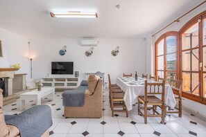 TV, fireplace - Holiday Home 'Casa Rural Vista Blanca' with Mountain View, Wi-Fi and Air Conditioning (Granada Cenes de la Vega)