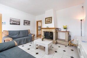 TV, fireplace - Holiday Home 'Casa Rural Vista Blanca' with Mountain View, Wi-Fi and Air Conditioning (Granada Cenes de la Vega)